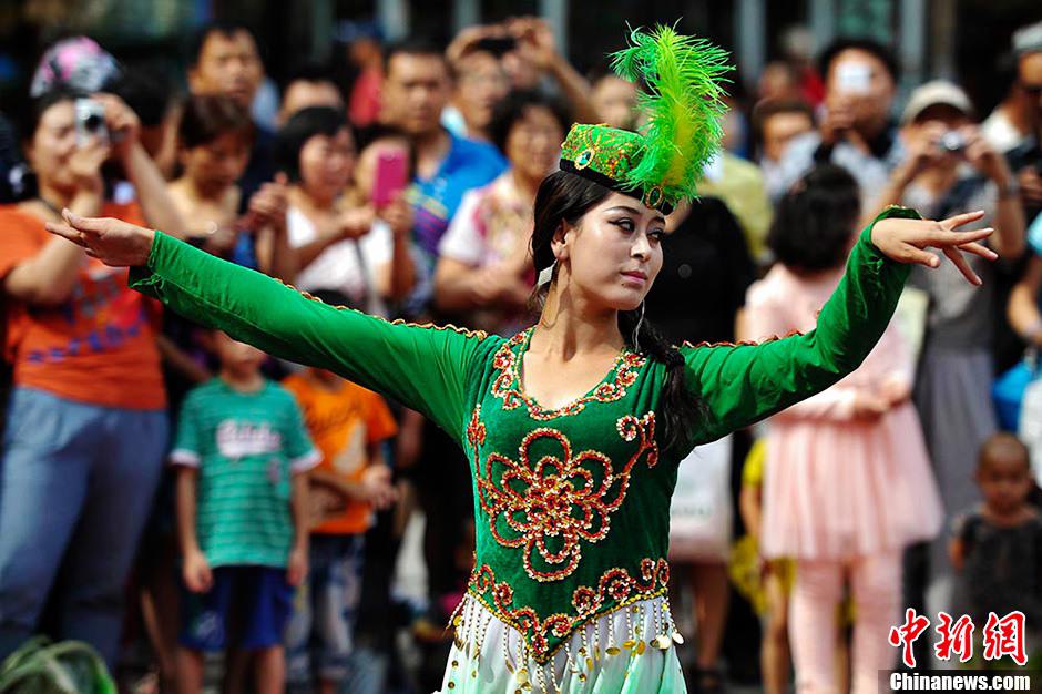 كما نظم المسلمون إحتفالا بالسوق الدولية بشينجيانغ ابتهاجا بعيد الفطر.