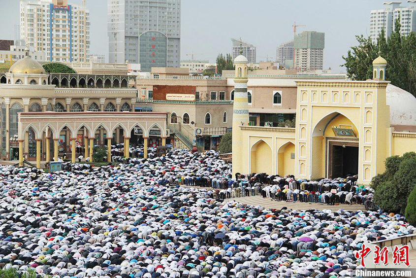 صادف يوم 8 أغسطس عيد فطر المسلمين فى شينجيانغ،حيث اجتمع أكثر من 30 الف مسلم فى مسجد عيد كاه الذي يعد أكبر مساجد منطقة شينجيانغ بشمال غربي الصين لإقامة صلاة العيد.