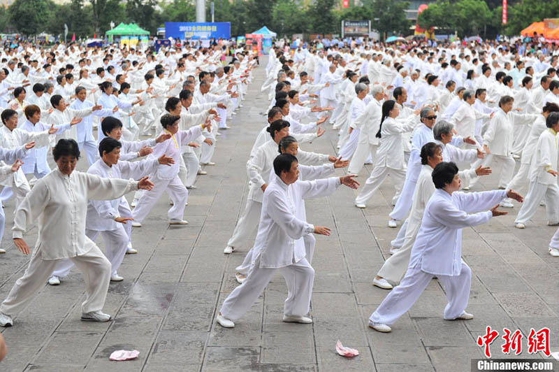 مجموعة كبيرة من هواة رياضة التاي شي يقدمون عرضا في ساحة نياآر بمدينة يوشي