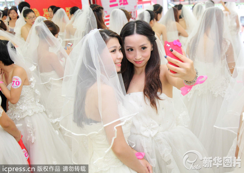مشاركة مائة عروس في سباق العدو بقوانغتشو للاحتفال بحلول عيد الحب الصيني  (4)