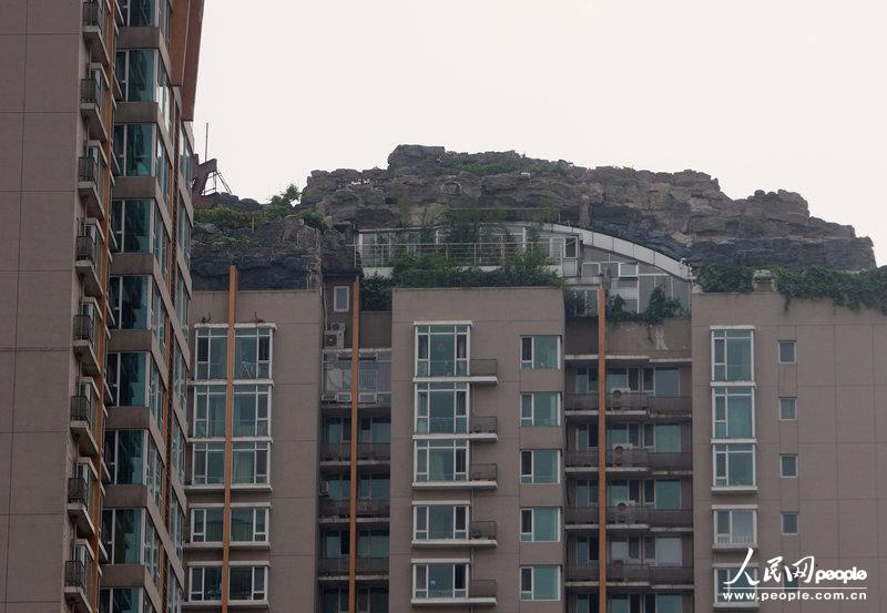 أستاذ جامعي ببكين أمضى 6 سنوات في بناء فيلا فاخرة على سقف عمارة بطريقة غير شرعية (4)