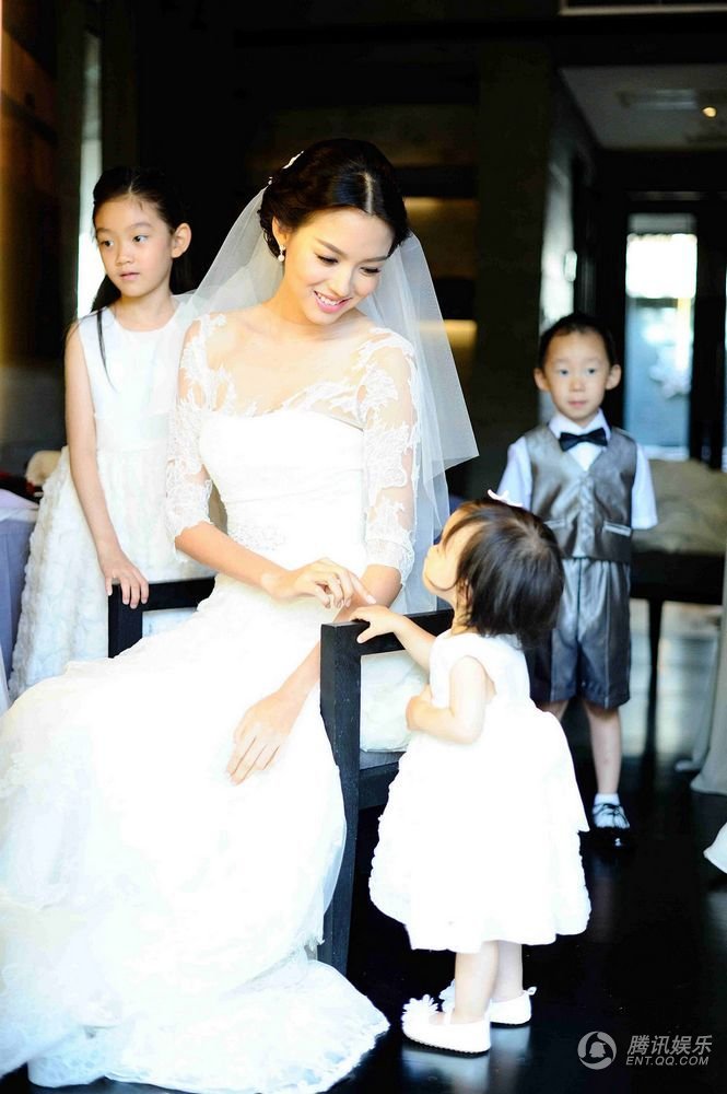 ملكة الجمال الصينية تشانغ تسي لين تقيم حفلة زفاف في تايلاند  (2)