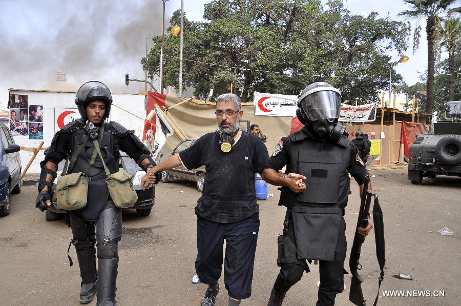 التليفزيون المصري: قوات الأمن تسيطر بالكامل على ميدان رابعة العدوية (6)