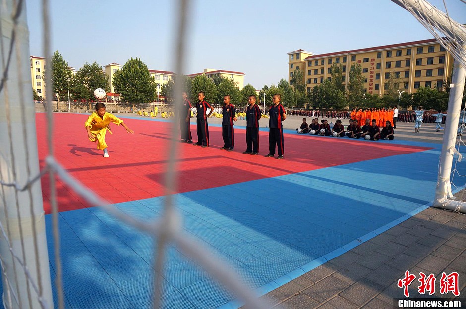 كونغ فو شاو لين يدخل كرة القدم: الجمع بين مهارة كرة القدم والكونغفو  (9)