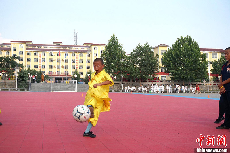 كونغ فو شاو لين يدخل كرة القدم: الجمع بين مهارة كرة القدم والكونغفو  (3)