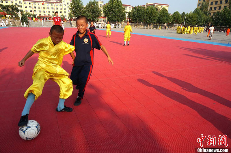 كونغ فو شاو لين يدخل كرة القدم: الجمع بين مهارة كرة القدم والكونغفو 