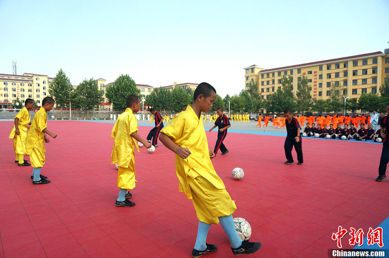 كونغ فو شاو لين يدخل كرة القدم: الجمع بين مهارة كرة القدم والكونغفو  (7)