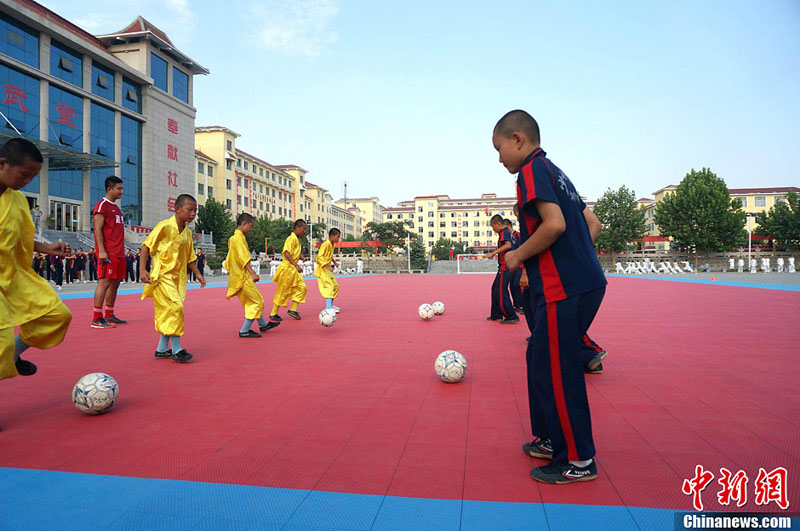 كونغ فو شاو لين يدخل كرة القدم: الجمع بين مهارة كرة القدم والكونغفو  (6)
