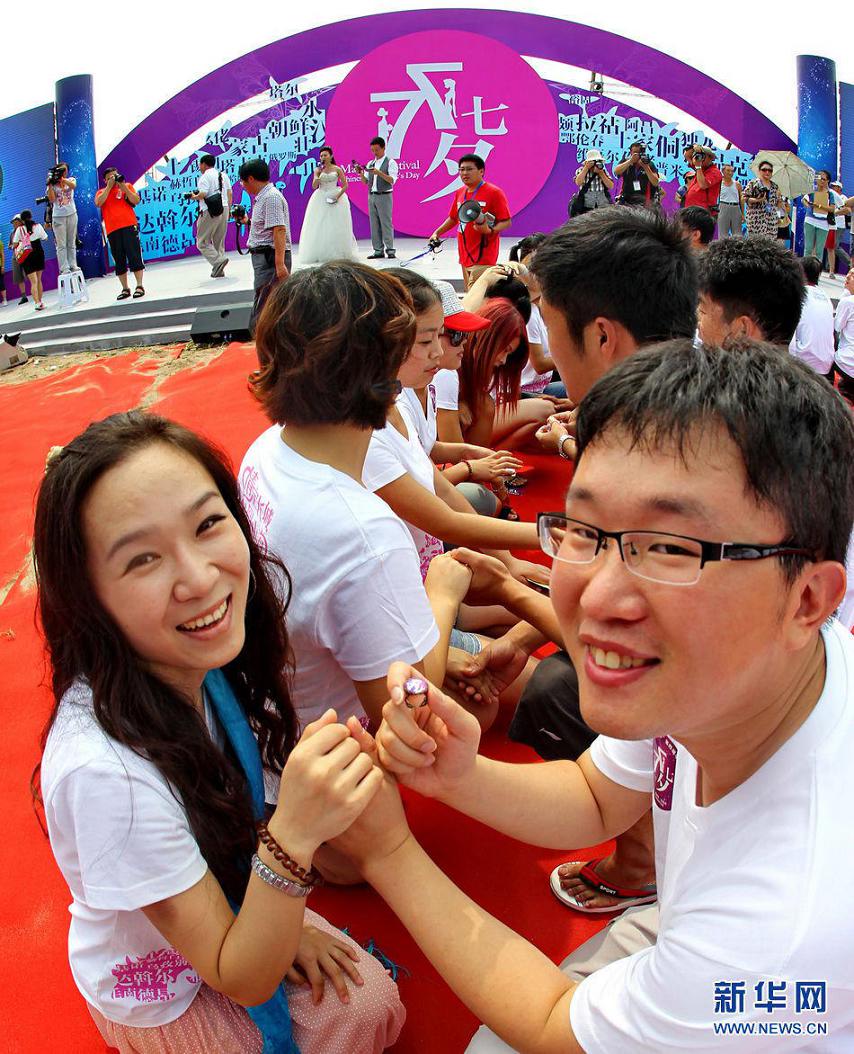 مشهد من نشاط طلب الزواج لـ133 زوج من العشاق من 56 قومية صينية يوم 13 اغسطس الحالي.