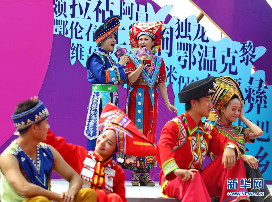 فى الصورة الملتقطة يوم 13 أغسطس،عاشقان من قومية تشوانغ يقدمان أغنية " الأغاني الشعبية تشبه مياه النهر فى الربيع" فى مهرجان الحب الصيني.