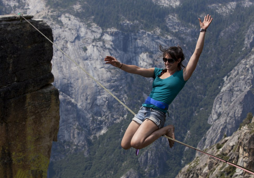 صور مذهلة جدا! الحركات الصعبة للنساء على الحبل على إرتفاع ألف متر (4)