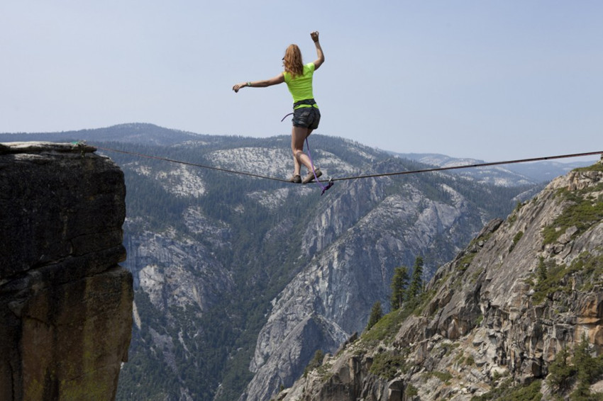 صور مذهلة جدا! الحركات الصعبة للنساء على الحبل على إرتفاع ألف متر (3)