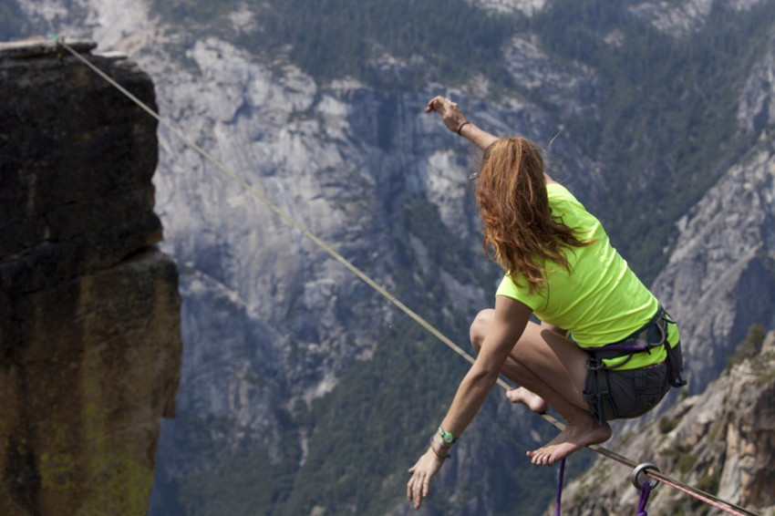 صور مذهلة جدا! الحركات الصعبة للنساء على الحبل على إرتفاع ألف متر (2)