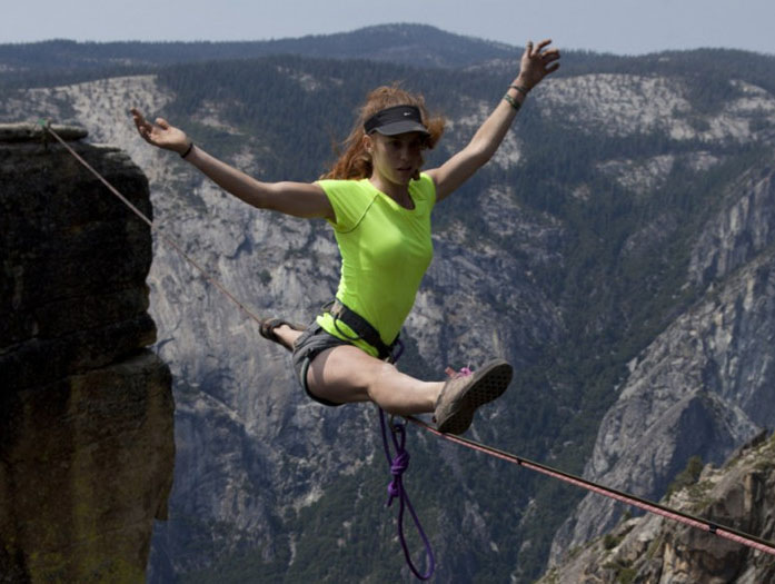 صور مذهلة جدا! الحركات الصعبة للنساء على الحبل على إرتفاع ألف متر