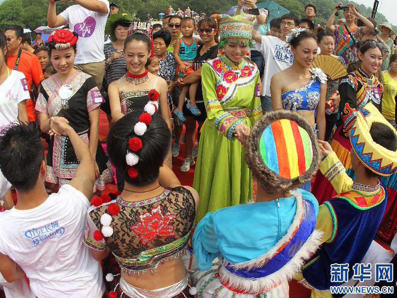 العشاق من 56 قومية صينية يسجلون رقما قياسيا فى موسوعة غينيس في عدد طلبات الزواج