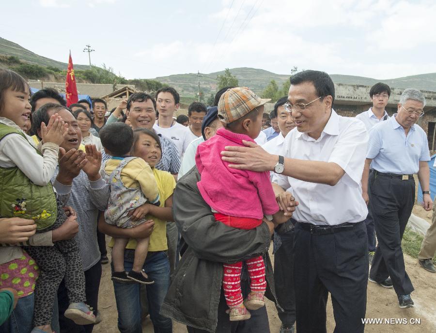 رئيس مجلس الدولة الصينى يحث على مساعدة المتضررين من الزلازل على مواجهة الشتاء  (2)