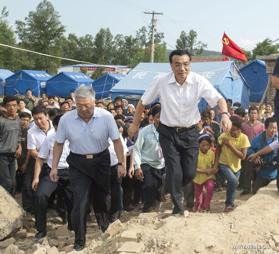 رئيس مجلس الدولة الصينى يحث على مساعدة المتضررين من الزلازل على مواجهة الشتاء 