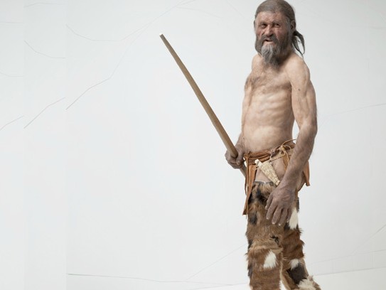 اكتشاف مومياء لرجل الثلج ” الانسان القديم ” مع قطع من العصر الحجري في جبال الألب (14)