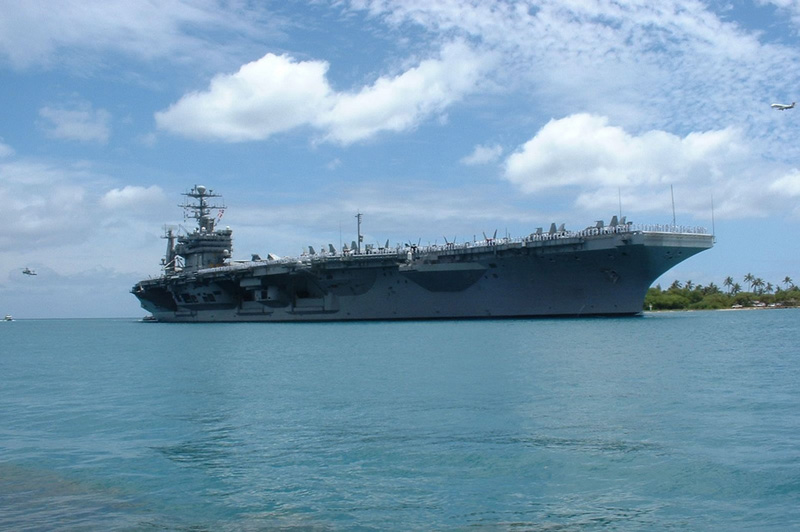 حاملة الطائرات "نيميتز" CVN68 تحت قيادة أسطول البحرية الأمريكية على المحيط الهادئ، ميناءها الأم هو برمرتون 