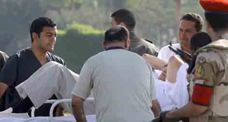 وصول مبارك بطائرة مجهزة طبيا إلى مقر إقامته الجبرية بمستشفى عسكري 