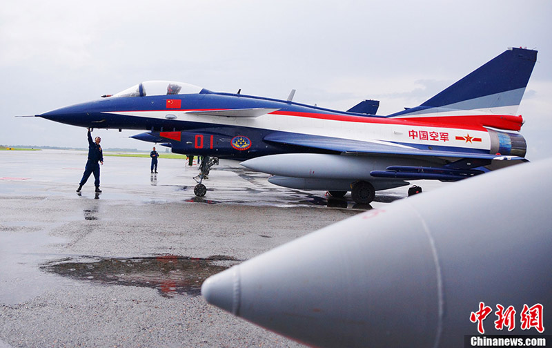 سبعة طائرات إستعراض من طرازF-10  تابعة للقوات الجوية الصينية تطير إلى روسيا  (3)