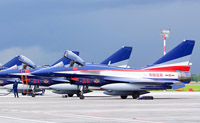 سبعة طائرات إستعراض من طرازF-10  الصينية تطير إلى روسيا