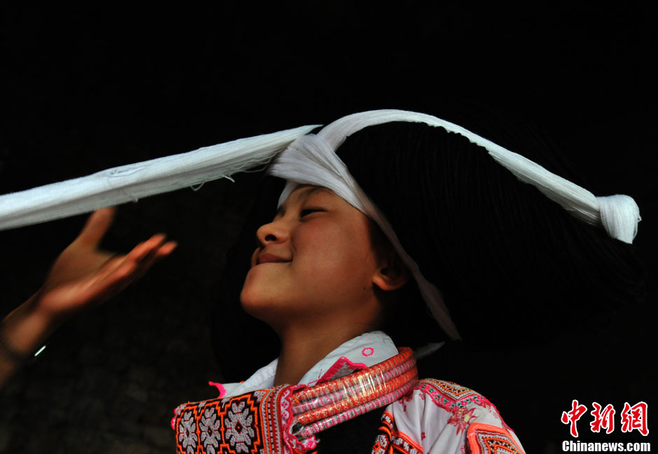 نساء قومية مياو ذوات "ظفائر الشعر الطويلة" في قويتشو الصينية  (6)
