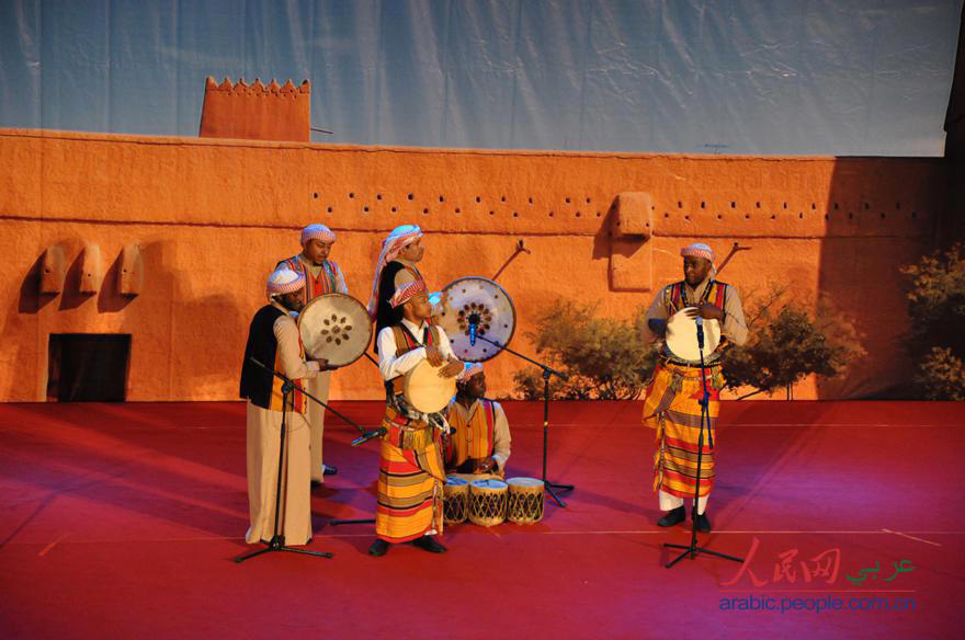 إفتتاح فعاليات السعودية في معرض بكين الدولي للكتاب 2013 بعرض فلكلوري سعودي  (2)