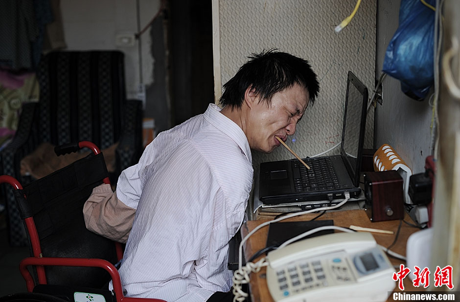 تشانغ يونغ يستعين بعودين لرقن لوحة الحاسوب والتواصل مع أصدقاء الإنترنت، وكتابة المدونات الصغيرة، والمقالات، ليعرض حياته الجديدة على الإنترنت.