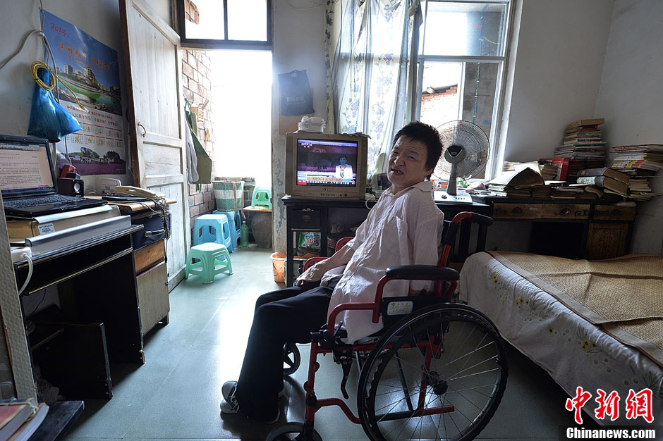 يتنقل تشانغ يونغ يوميا داخل البيت بالاستعانة بكرسي متحرك.