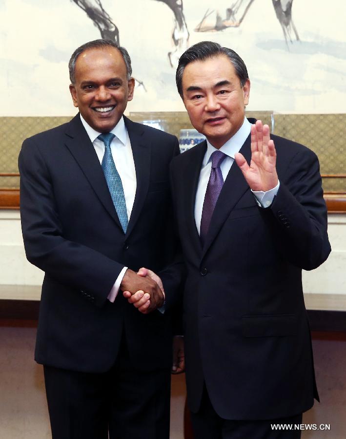 وزير الخارجية الصيني يلتقي بنظيره السنغافوري