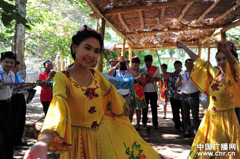 فتيات من توربان يقدمن عروض الرقص والغناء لاستقبال الزوار الصينيين والأجانب. 