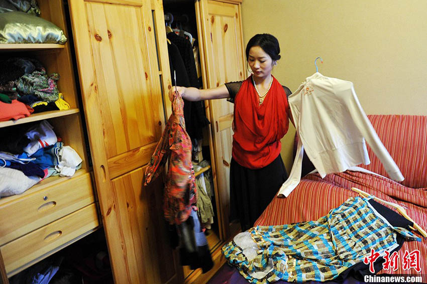 من بين الأعمال التي تقوم بها سيه تسان أثناء عملها، مساعدة زبائنها على تنظيم خزانة الملابس