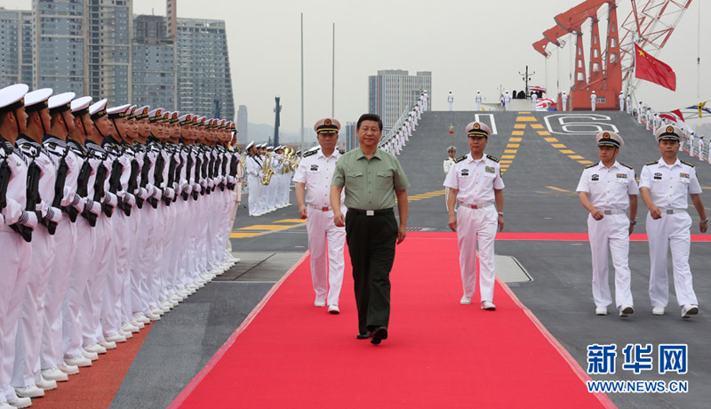 الرئيس الصيني يصعد على متن أول حاملة طائرات ويشهد عمليات تدريب