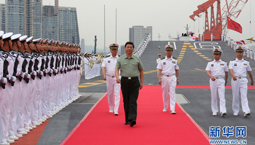 الرئيس الصيني يصعد على متن أول حاملة طائرات ويشهد عمليات تدريب