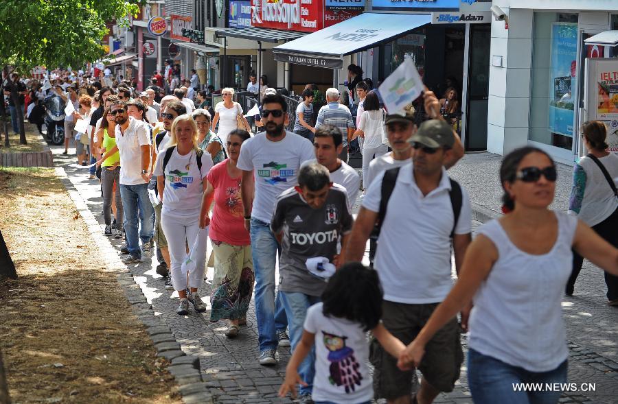 آلاف الاتراك يحتشدون فى اسطنبول احتفالا "بيوم السلام العالمي"  (2)