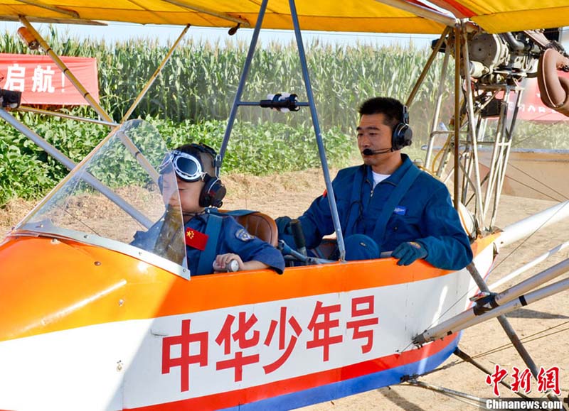 طفل صيني عمره 5 سنوات يقود طائرة لمدة 35 دقيقة  (5)