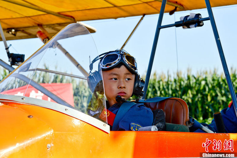 طفل صيني عمره 5 سنوات يقود طائرة لمدة 35 دقيقة  (2)