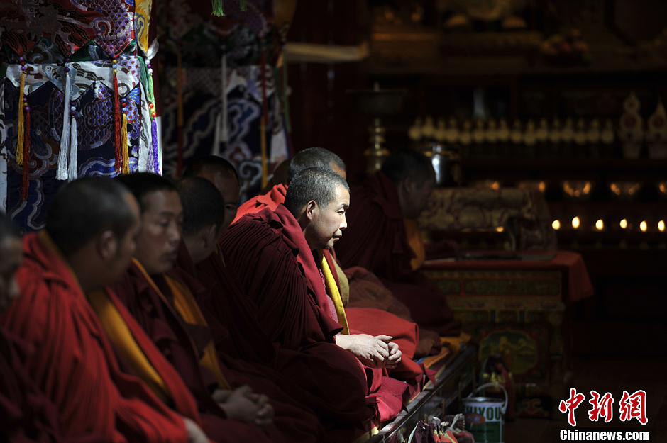 صلاة الرهبان فى أكبر معبد بوذي تبتي فى يوننان من أجل المتضررين فى الزلازل  (2)