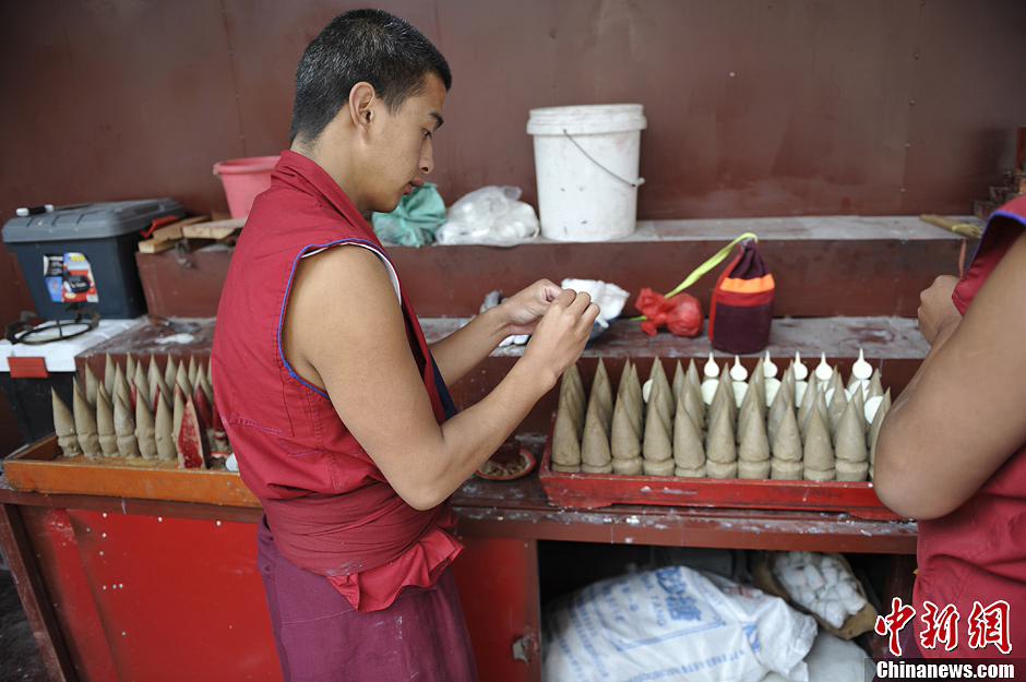 صلاة الرهبان فى أكبر معبد بوذي تبتي فى يوننان من أجل المتضررين فى الزلازل  (3)