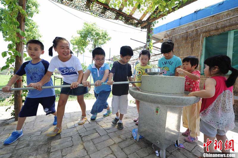 أطفال بشانغهاي يذهبون إلى المزرعة لتجربة الحياة في 24 أغسطس. 