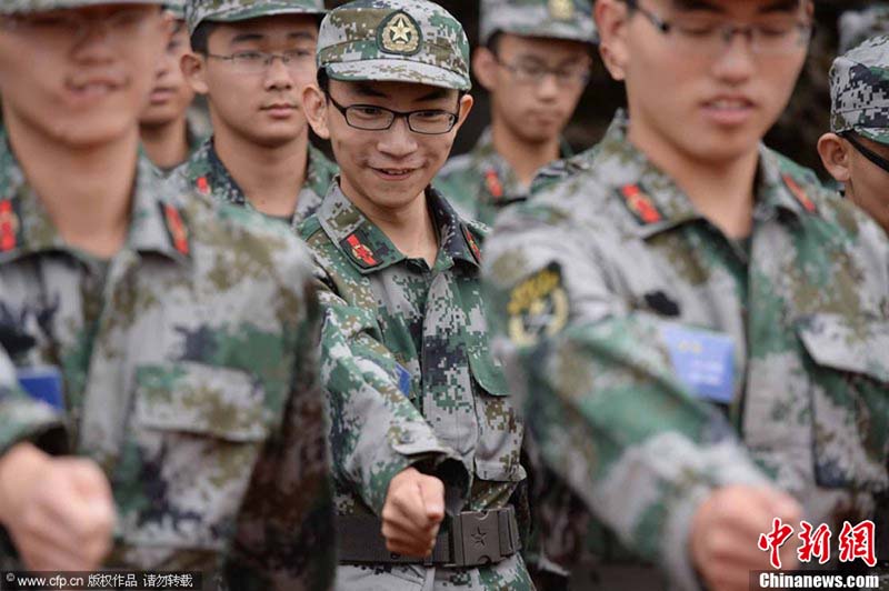 طلاب جدد من جامعة تشينغهوا يشاركون في التدريب العسكري  في يوم 27 أغسطس.