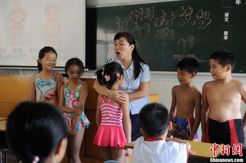 المعلمة تعلم التلاميذ مكافحة الاعتداء الجنسي في يوم 2 سبتمبر في إحدى المدارس الابتدائية بقوانغدونغ.  