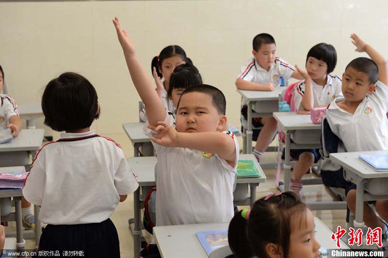 تلميذ يرفع يده للإجابة على الأسئلة في بكين في 2 سبتمبر. 