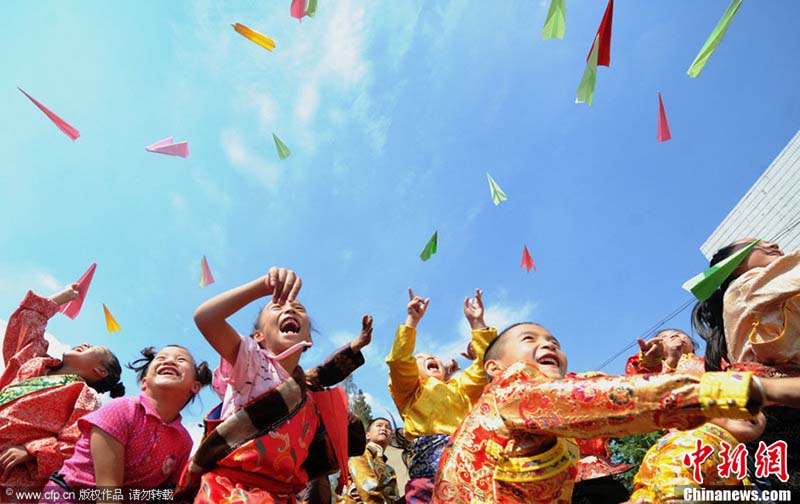أطفال من قومية التبت جاءوا من مقاطعة سيتشوان يستقبلون الفترة الدراسية الجديدة في مدرسة بمدينة خفي بمقاطعة آنهوي في 1 سبتمبر.  