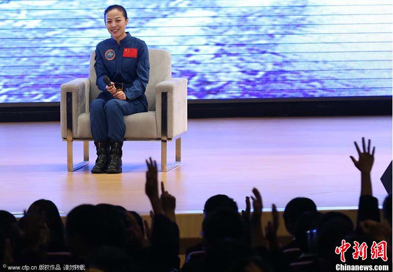 أول رائدة فضاء صينية وانغ يا بينغ تأتي إلى المدرسة الثانوية التابعة لجامعة بكين للمعلمين للقيام بالتبادل مع المعلمين والطلاب وجها لوجها في 1 سبتمبر.   
