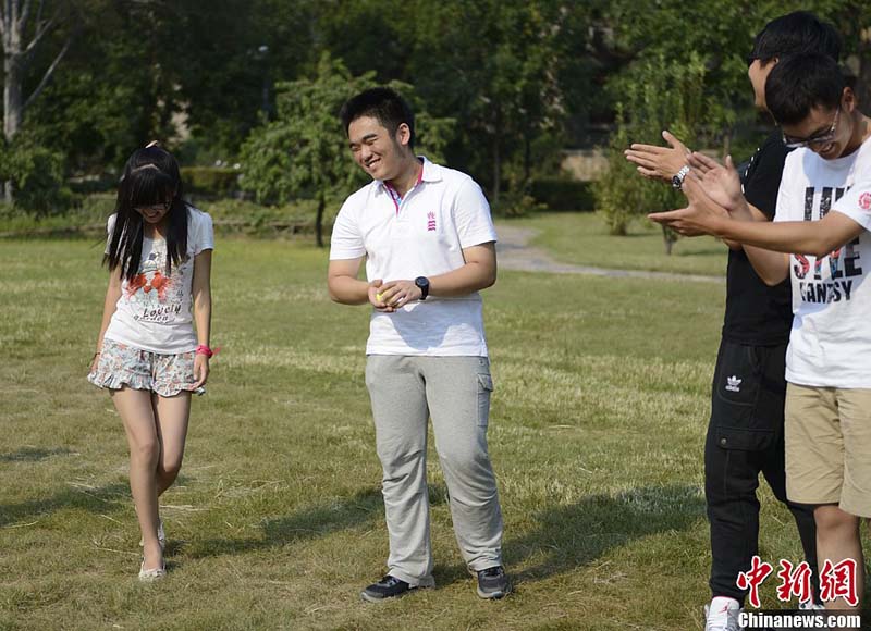 طلاب جدد بجامعة بكين يلعبون الألعاب في عشب الجامعة للتعارف في 2 سبتمبر.  