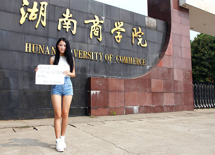 صور عالية الدقة:أجمل الطالبات فى جامعات هونان يستقبلن الطلبة الجدد فى بداية الفصل الدراسي الجديد   (5)