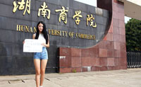 أجمل الطالبات فى جامعات هونان يستقبلن الطلبة الجدد 