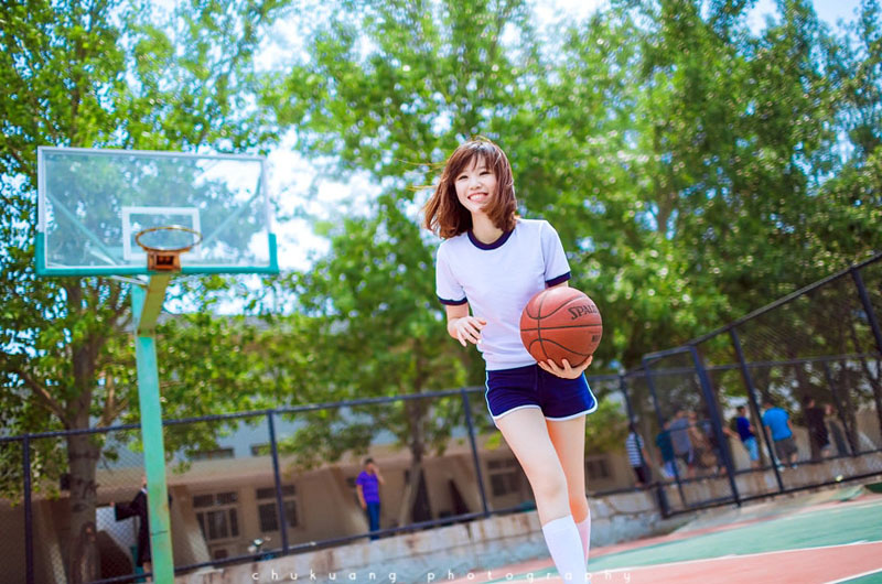 فتاة جميلة تلعب كرة السلة (11)